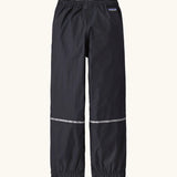 Patagonia kids waterproof torrentshell 3L rain pants in black. Reflective bands on the shins and elasticated cuffs and waistband. Small black label logo underneath waistband.