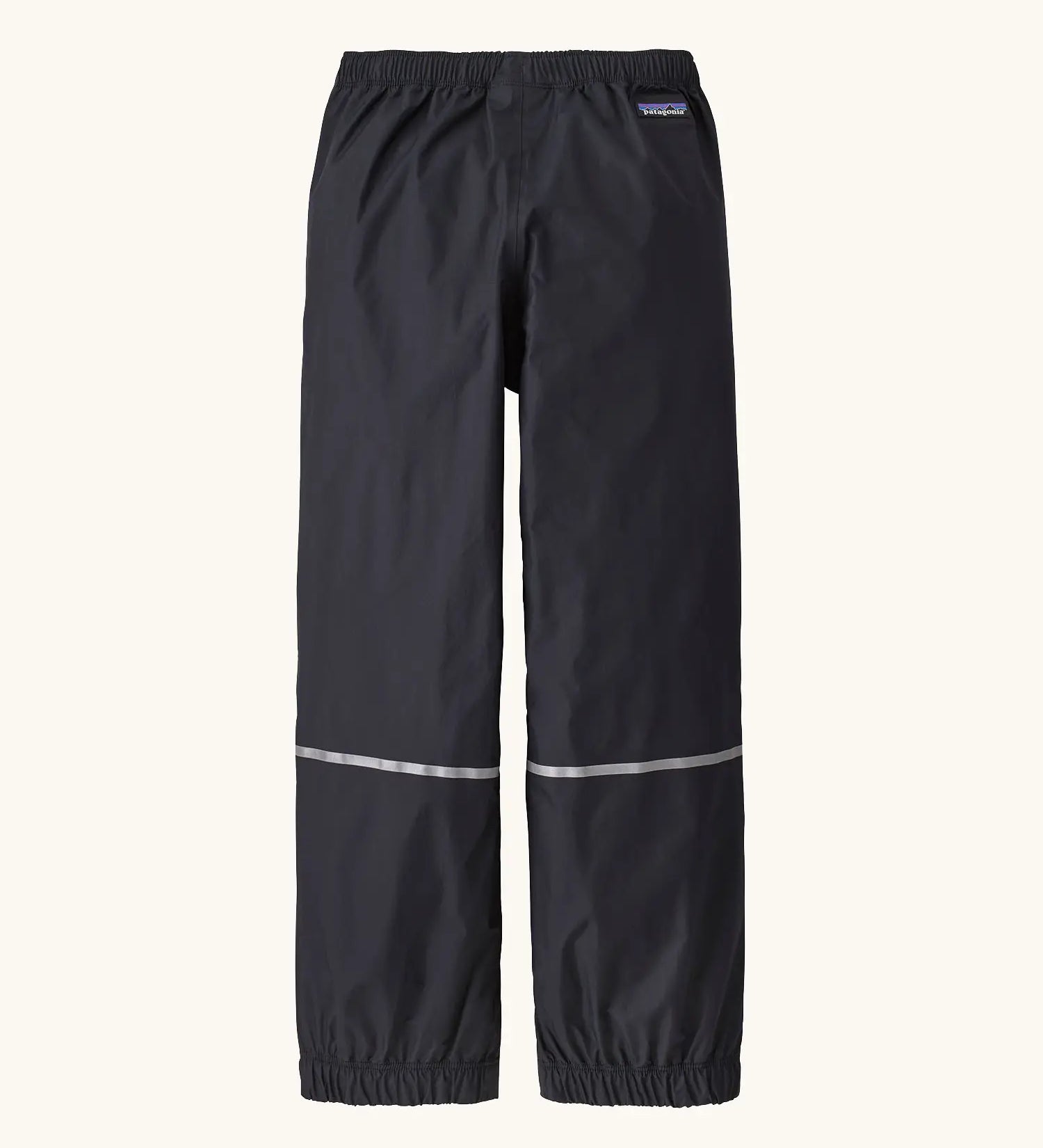 Patagonia kids waterproof torrentshell 3L rain pants in black. Reflective bands on the shins and elasticated cuffs and waistband. Small black label logo underneath waistband.
