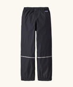 Patagonia kids waterproof torrentshell 3L rain pants in black. Reflective bands on the shins and elasticated cuffs and waistband. Small black label logo underneath waistband.