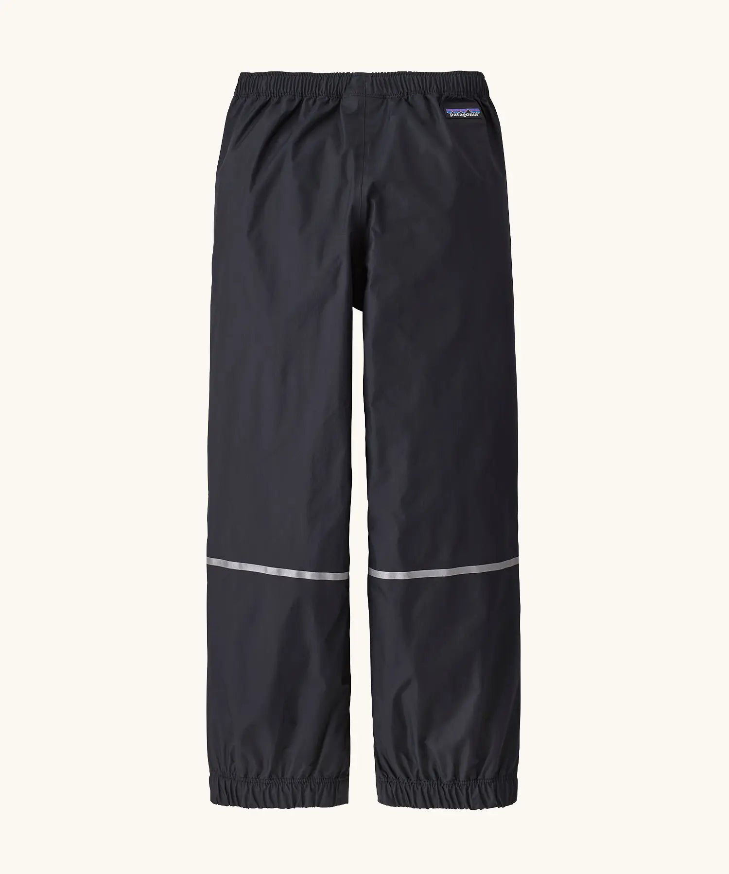 Patagonia kids waterproof torrentshell 3L rain pants in black. Reflective bands on the shins and elasticated cuffs and waistband. Small black label logo underneath waistband.