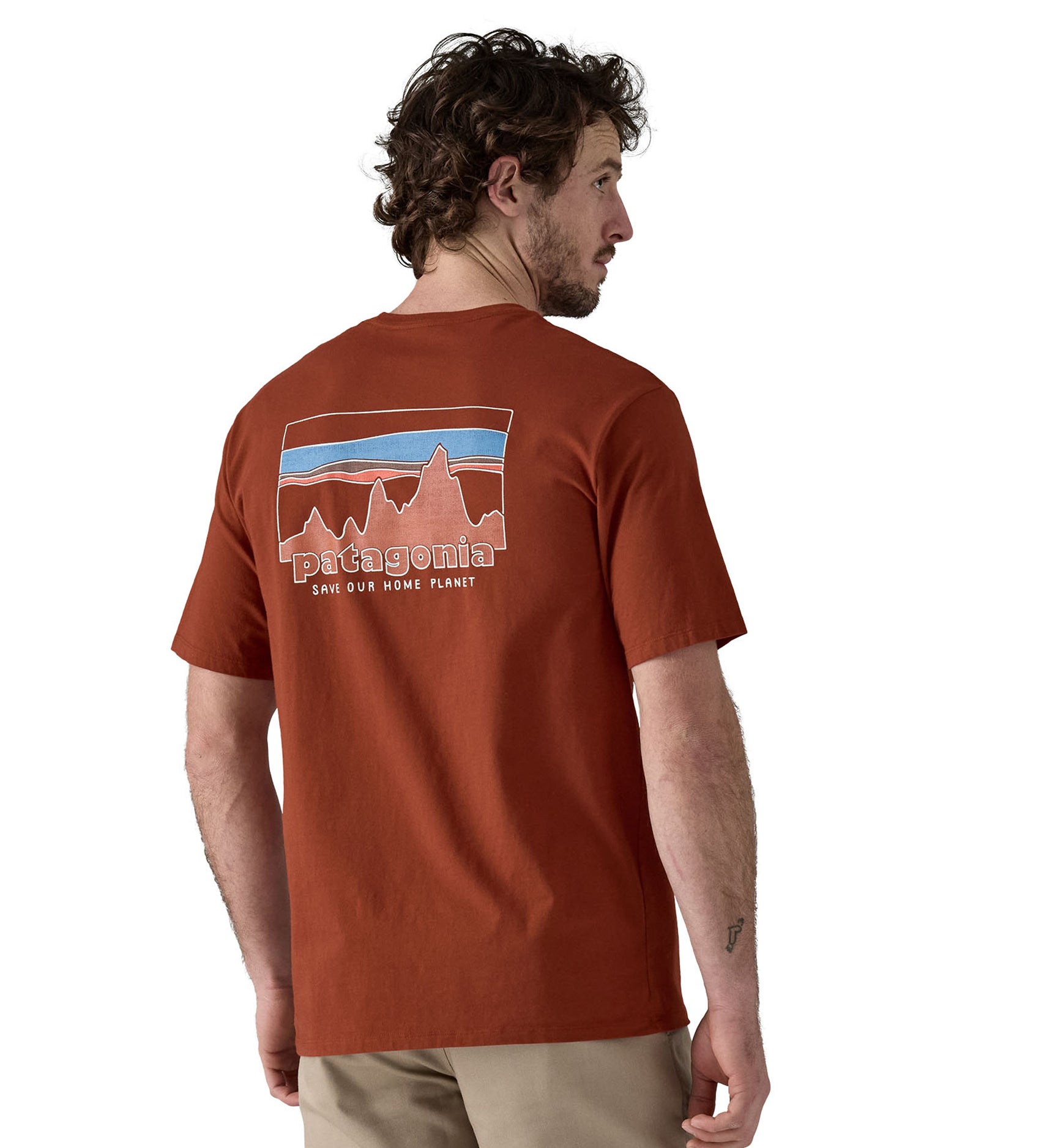 A man waering teh Patagonia Men's 73 Skyline Organic T-Shirt Burnished Red showing the back of the top