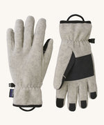 Patagonia adult synchilla gloves in oatmeal heather. Features a grip on the palms and fingertips. Logo label is stitched on the side . 