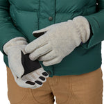 An adult wearing the Patagoni synchilla gloves in oatmeal heather available at Babipur.