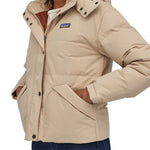 A close up of the Patagonia Women's Downdrift Jkt Oar Tan being worn. The front zip is zipped up and the buttons all closed.