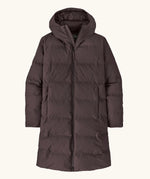 Patagonia women's waterproof jackson glacier parka in den brown with a water-resistant two-way front zip, insulated  fixed hood and two high-volume handwarmer pockets.