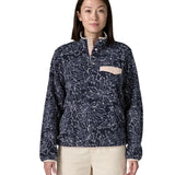 Woman wearing the Patagonia women's lightweight synchilla fleece snap-T pullover with a saxifrage pattern in a sunken blue colour. 