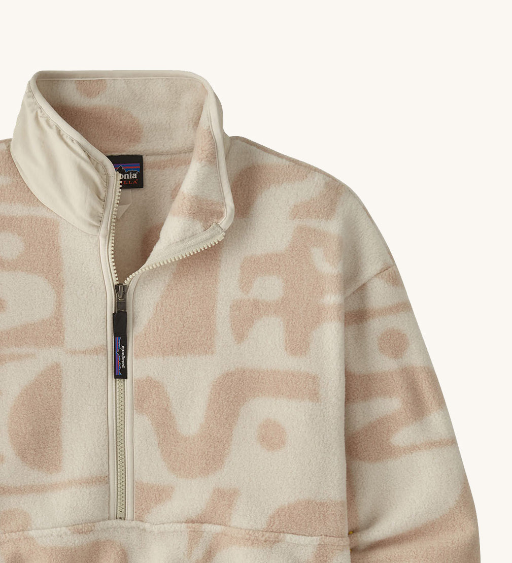 A close up of the Patagonia Women's Synchilla Fleece Marsupial - Mother Tree / Dyno White is a neutral colour fleece with light pink patterns available at Babipur showing the 1/2 zip fastener detail