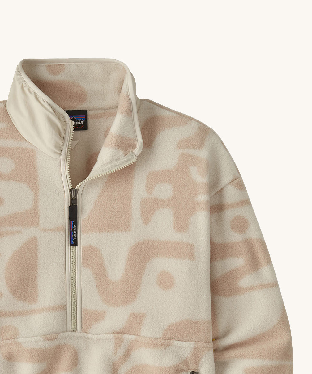 A close up of the Patagonia Women's Synchilla Fleece Marsupial - Mother Tree / Dyno White is a neutral colour fleece with light pink patterns available at Babipur showing the 1/2 zip fastener detail