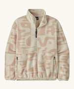 Patagonia Women's Synchilla Fleece Marsupial - Mother Tree / Dyno White is a neutral colour fleece with light pink patterns. Features 2 side pockets and s 1/2 zip.
