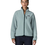 Woman wearing the Patagonia women's retro pile fleece jacket in virtually blue. Full zip fleece jacket with zippererd chest and hand warmer pockets.