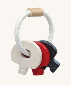 PlanToys wooden baby key rattle toy in a high contrast colourway. This baby toy has three wooden keys in white, red and black strung onto a white rope hoop. PlanToys range of toys are made from sustainably sourced rubberwood, we're proud stockists of PlanToys here at Babipur. 