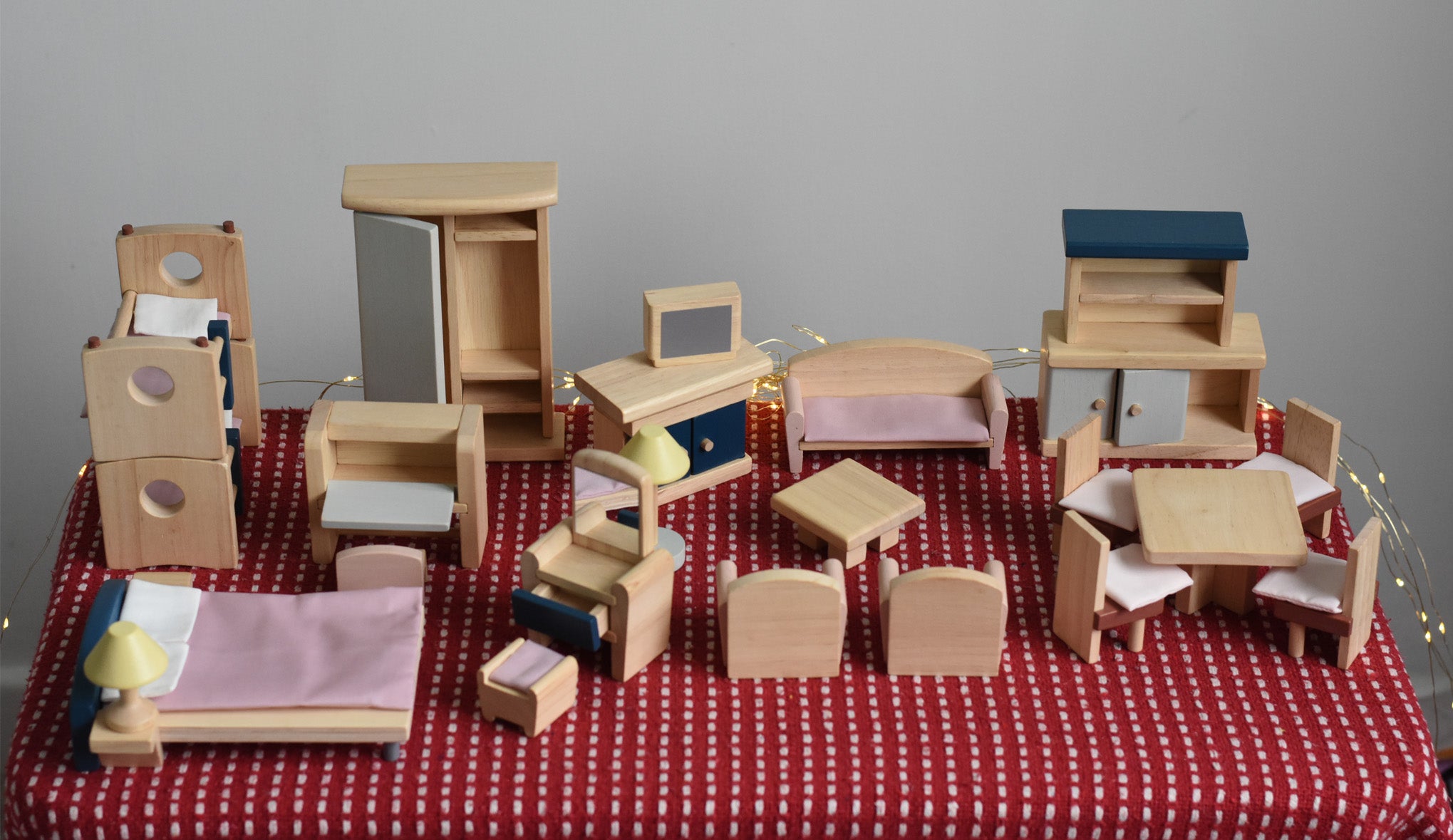 Items included in the large discounted bundle of PlanToys wooden dollhouse furniture set at Babipur. 