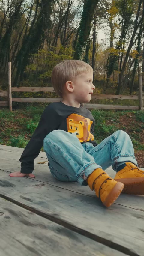Short video showing the Froddo barefoot kids f motion tex shoes in mustard worn by a child