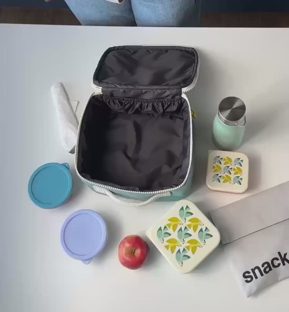 Short demo video showing what can fit inside the Fluf organic cotton square lunch bag