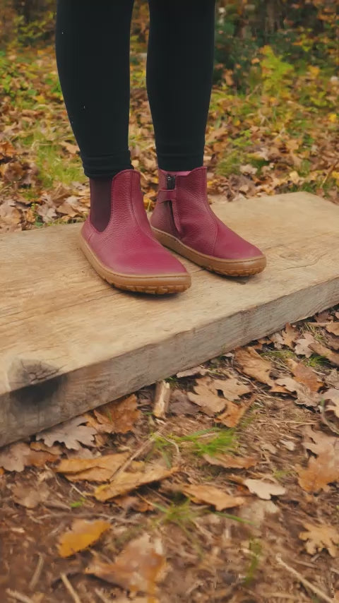 Short video showing the Froddo natural leather kids Chelsea boots in Bordeaux maroon worn by a child