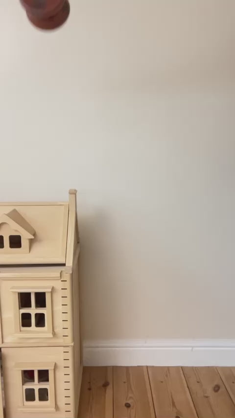 A short slow motion video showing the Mader Free Wheel Yoyo in action. This spinning top is handmade and available at Babipur.