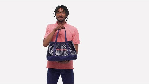 A short video showing the different features on the Patagonia black hole 25L tote bag