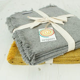 Jeté en laine uni gris clair ReSpiin avec franges