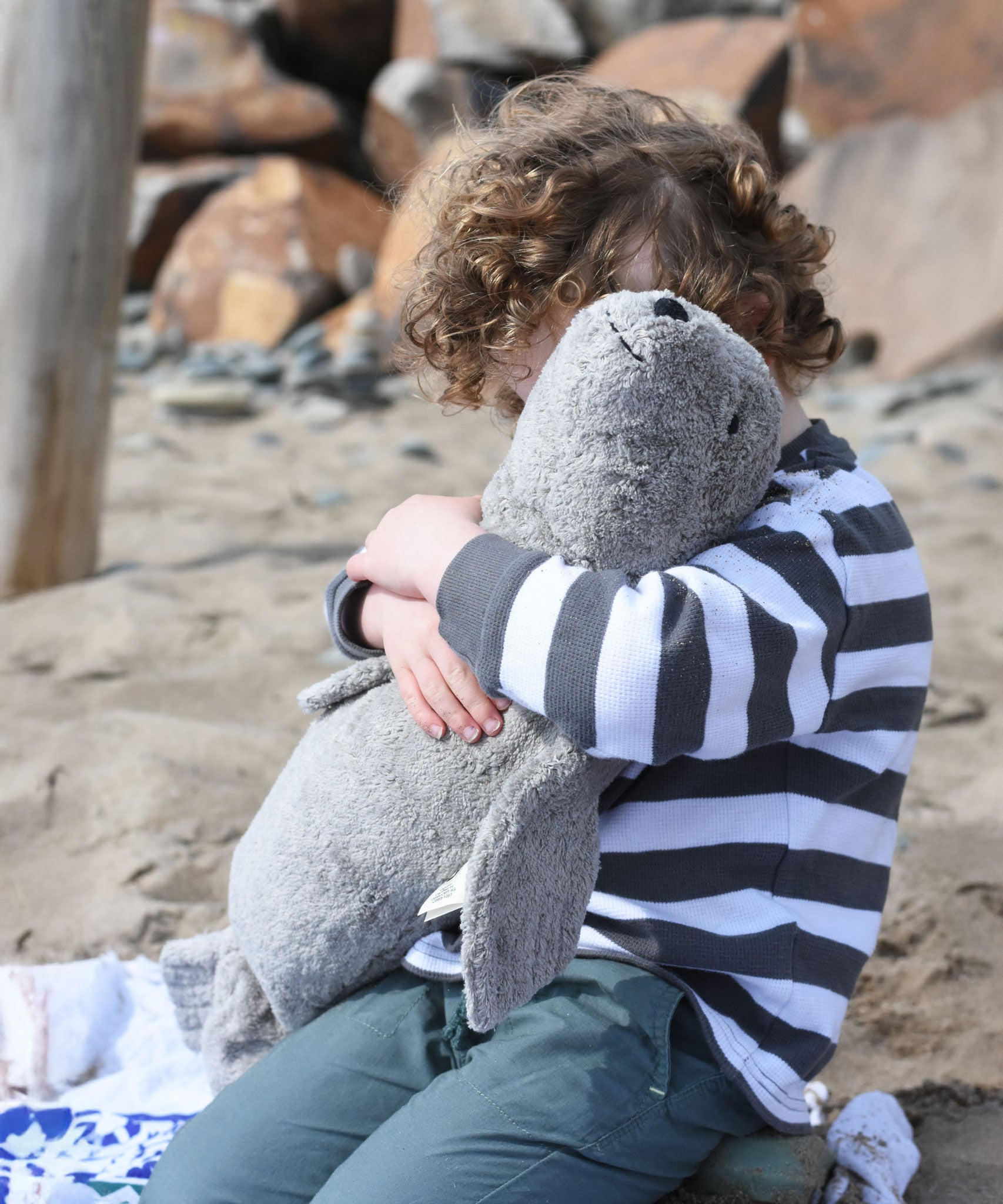 A child cuddling the large cuddly Senger grey seal. 