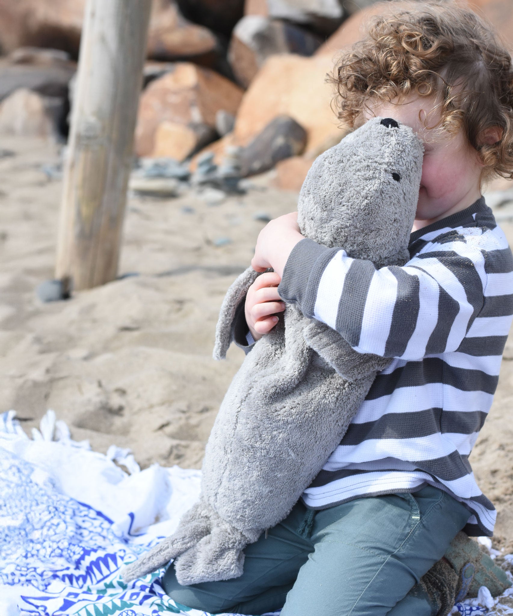 A child cuddling the large cuddly Senger grey seal. 