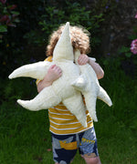 A child holding up a small and large Senger starfish soft toys in front of his face. The Senger starfish are part of a wide range of organic soft toys available here at babipur. Made from organic materials and natural fillings. The Senger starfish are part of a wide range of organic soft toys available here at babipur. 