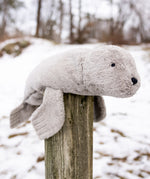 A large Senger seal placed on a wooden post.