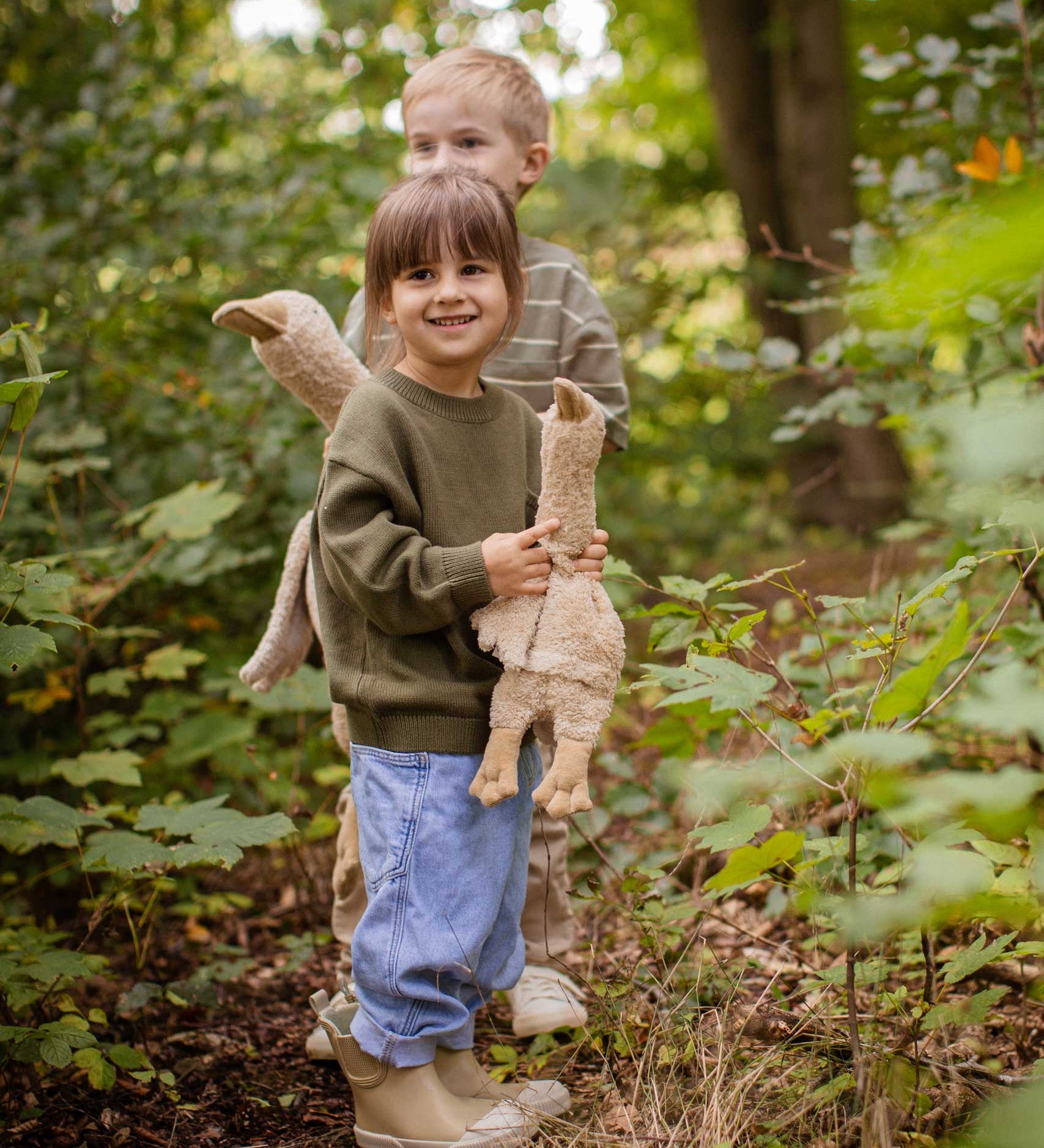 A child holding a Senger small Cuddly Goose organic soft toy in a creamy Linen colour. A child holding the large goose can be seen in the background. These soft toys are created from the highest quality, sustainable and traceable natural materials. Senger cuddly animal toys and soft dolls are handmade in Germany with love and attention to detail and we are proud Senger stockists here at Babipur. 