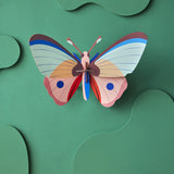 Modèle en carton grand papillon géant en forme de cœur de bétail sur le toit du studio