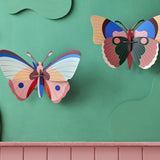 Modèle en carton grand papillon géant en forme de cœur de bétail sur le toit du studio