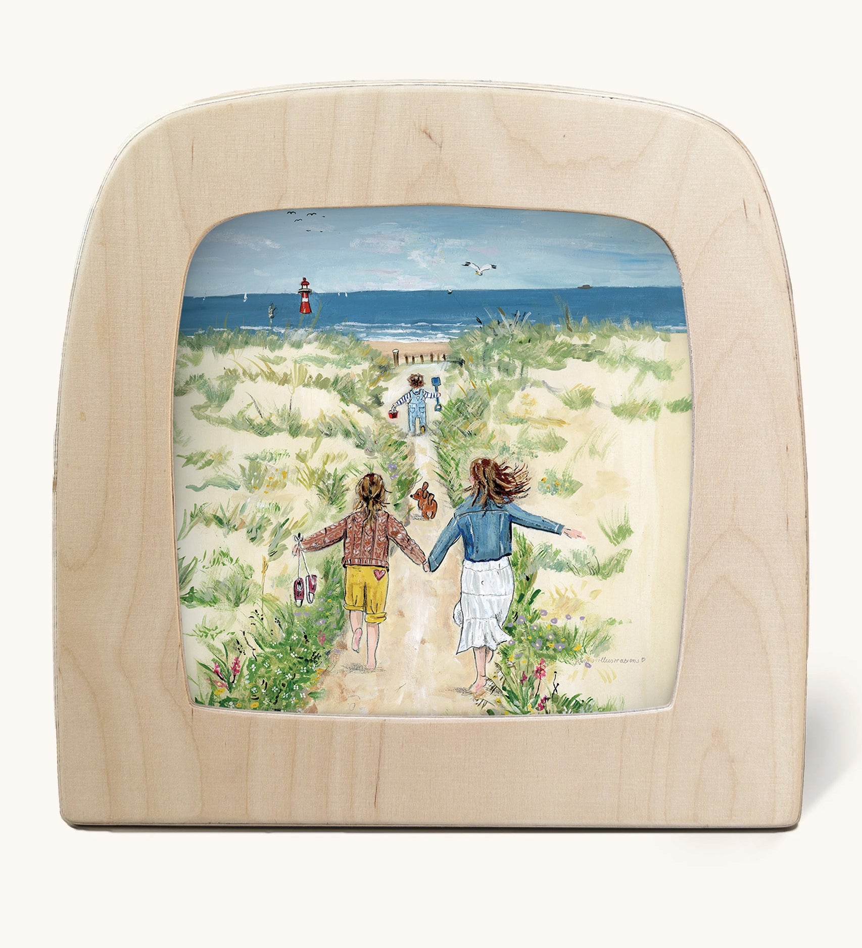 Toverlux Magic Lamp silhouette by artist Gwen van Knippenberg. A watercolour and pencil style illustration of three children running through sand dunes to get to the sandy beach, that has a lighthouse in the background.