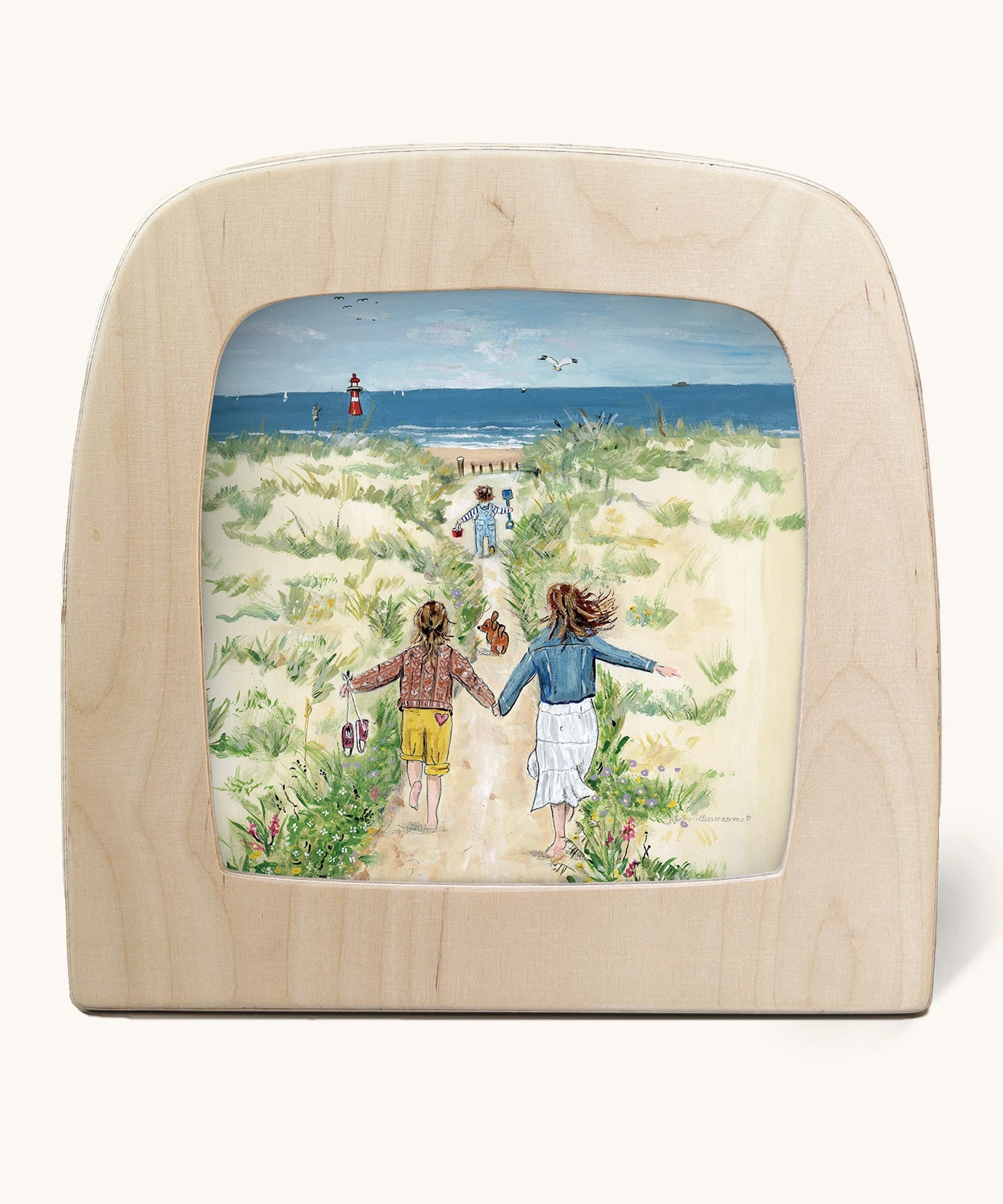 Toverlux Magic Lamp silhouette by artist Gwen van Knippenberg. A watercolour and pencil style illustration of three children running through sand dunes to get to the sandy beach, that has a lighthouse in the background.