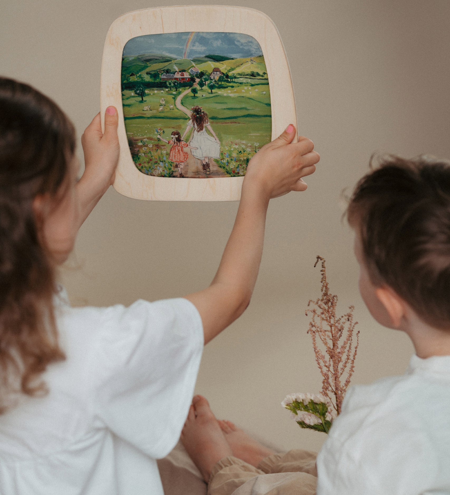 2 children looking at a silhouette inside a Toverlux Magic Window Frame available at Babipur. 