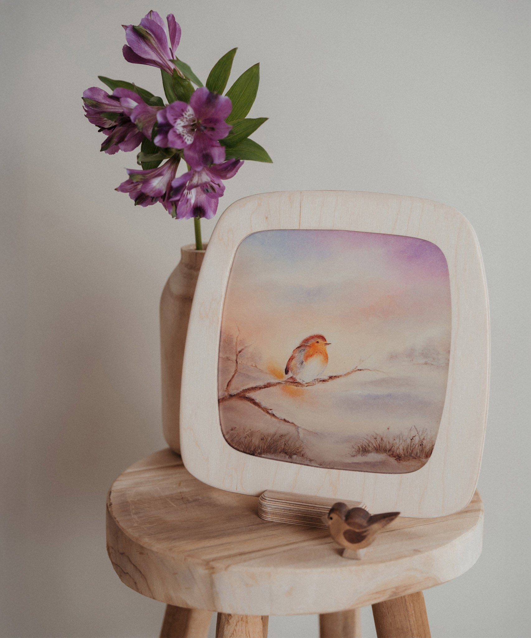 A lovely display including a Toverlux Magic Window Frame with a robin silhouette on a base, both available at Babipur. 