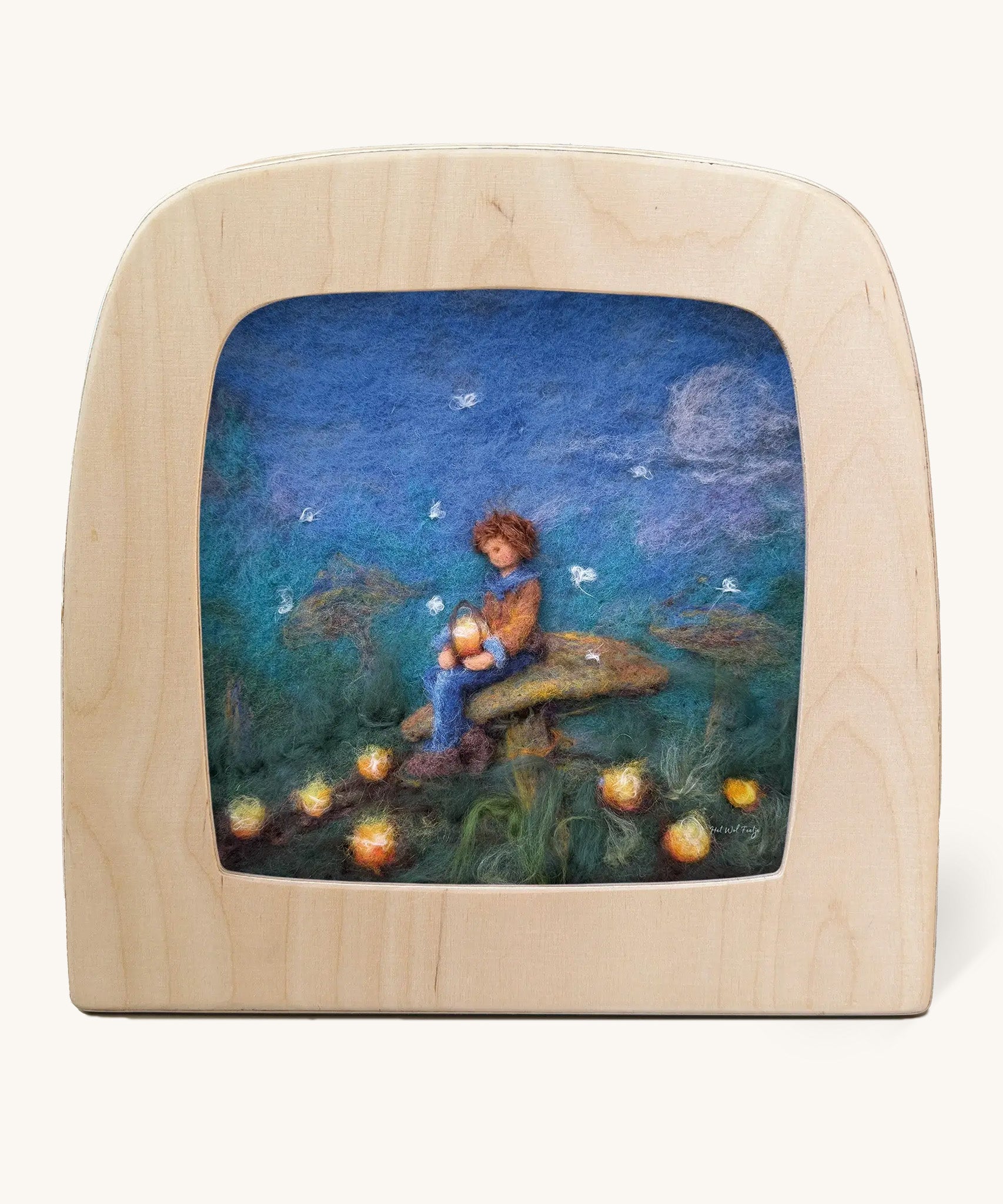 Forest light Toverlux Magic Lamp Silhouette - Artwork By Het Wol Feetje. An felt style illustration of a felt person sitting on a mushroom in a field under starry sky