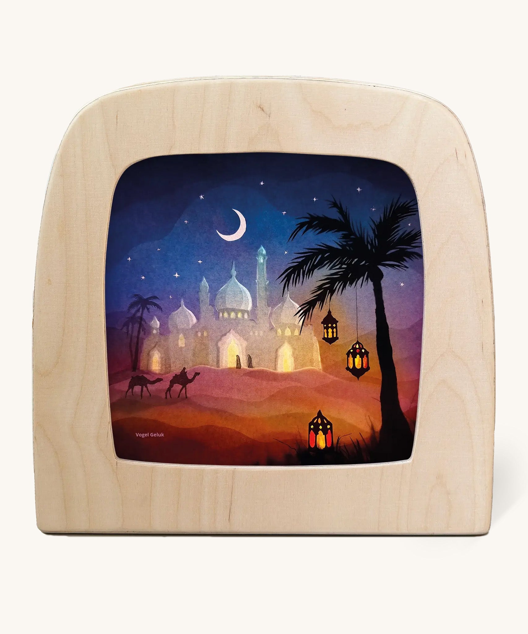 Toverlux magic lamp with a oasis of dream silhouette by artist Vogel Geluk. A watercolour style illustration of a desert with lamps hanging from a palm tree underneath a starry night.