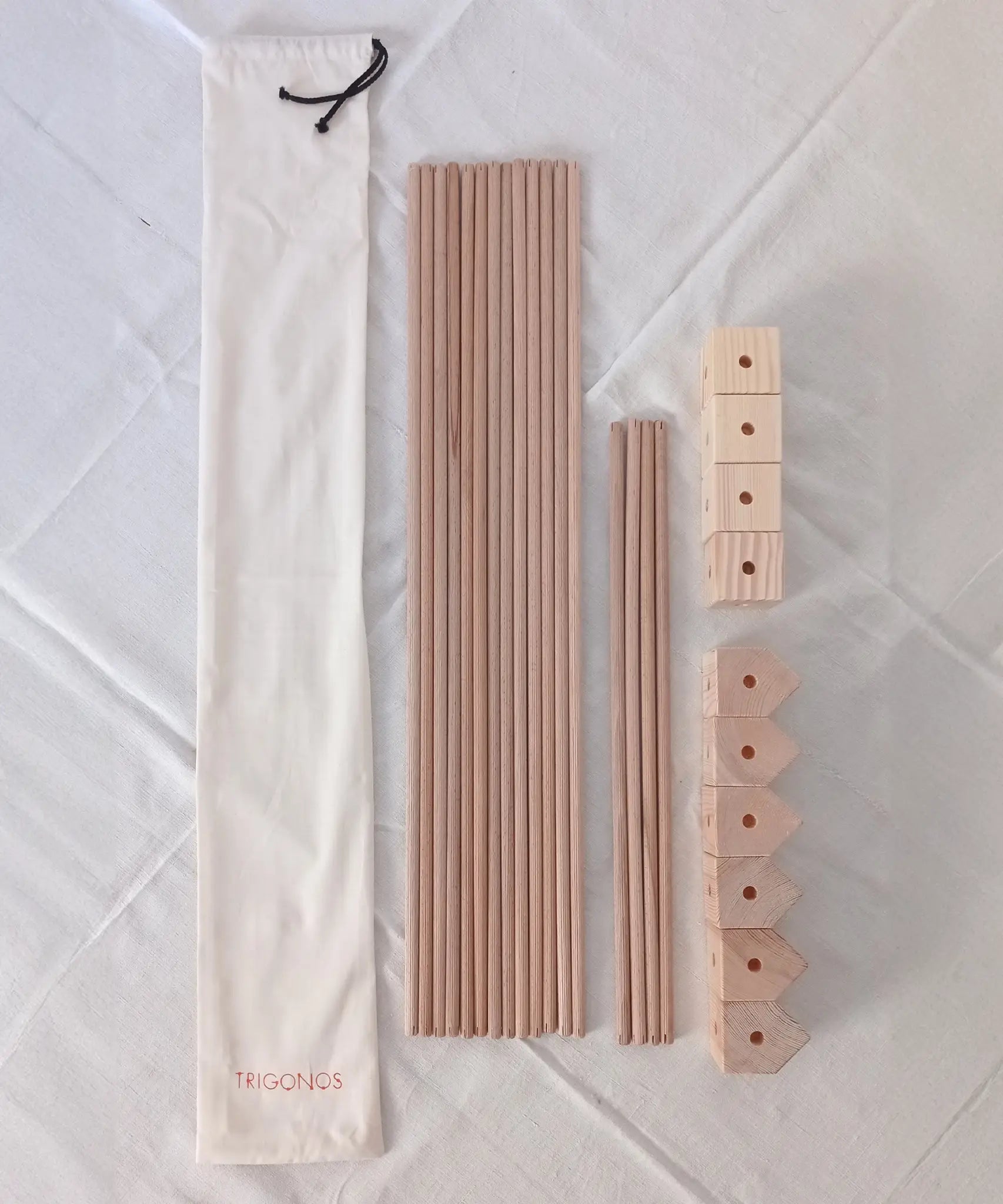 Wooden poles, corner blocks and cotton bag from the Trigonos big start set