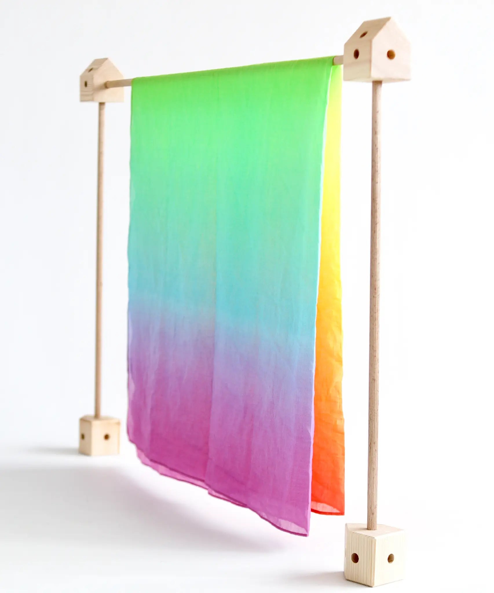 Trigonos big start with rainbow cloth set showing a square frame construction. 
