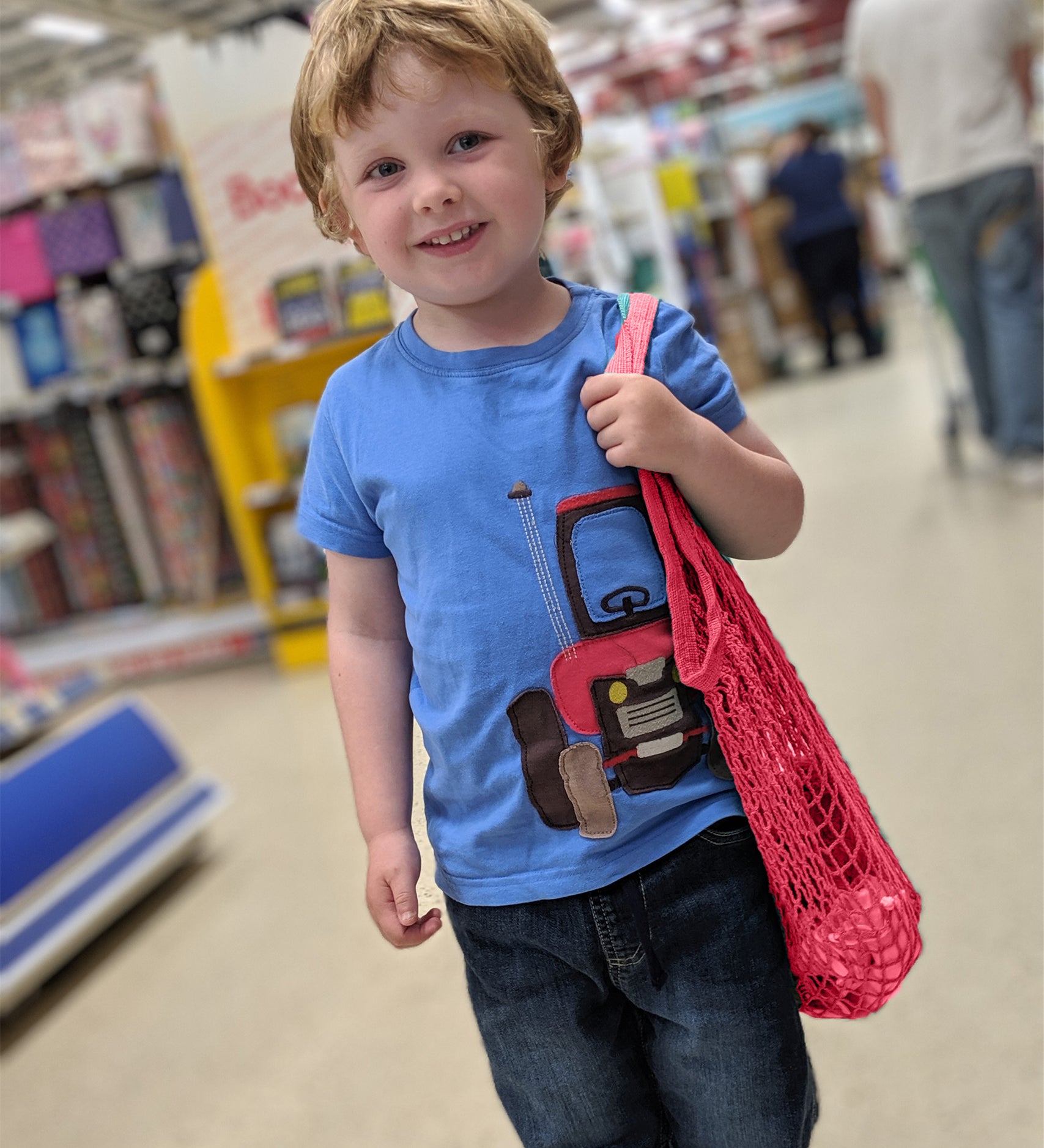 A child carrying the Turtle Bags kids size organic cotton string produce net bag