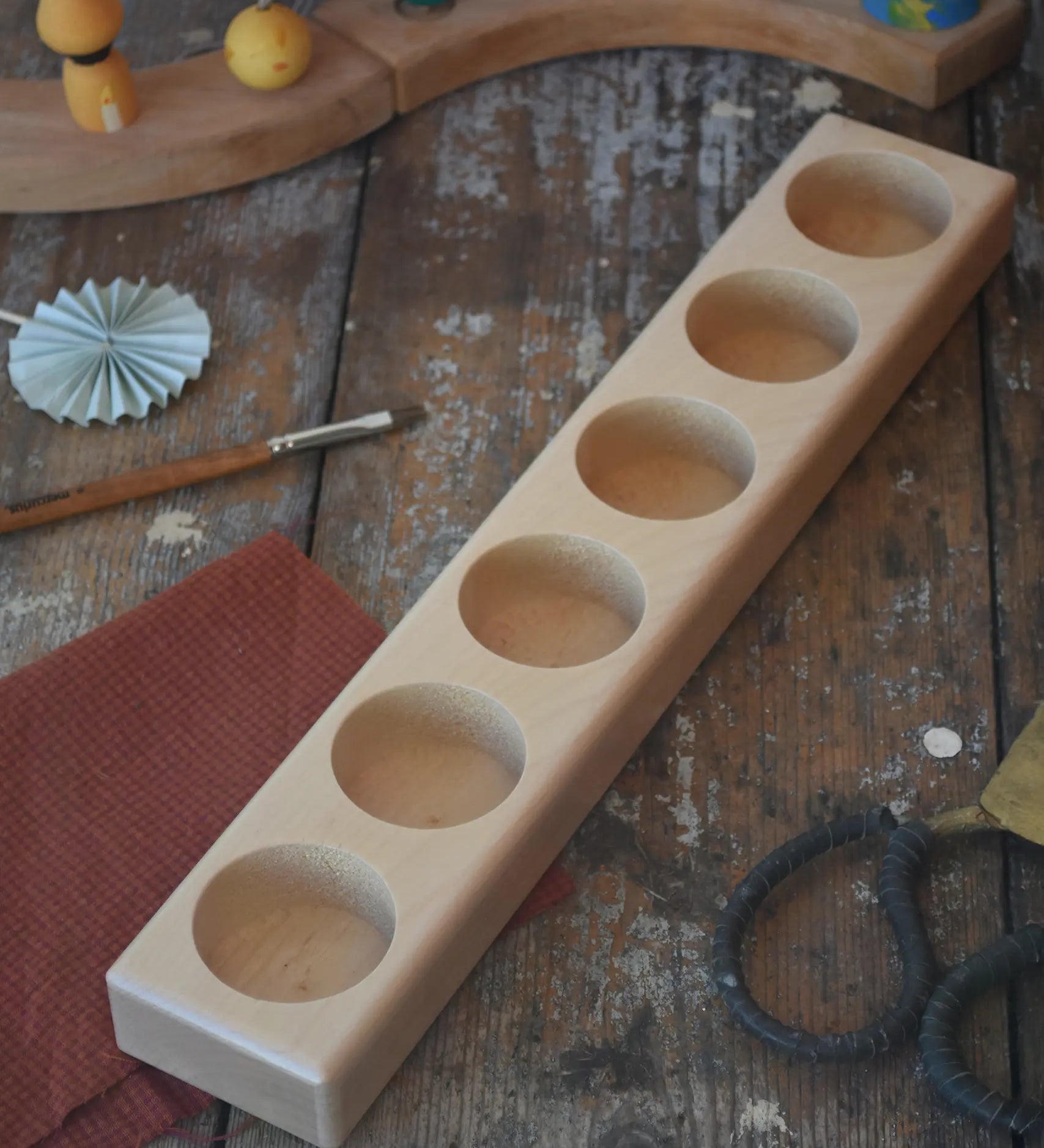 Wooden holder for 6 50ml glass jars. 