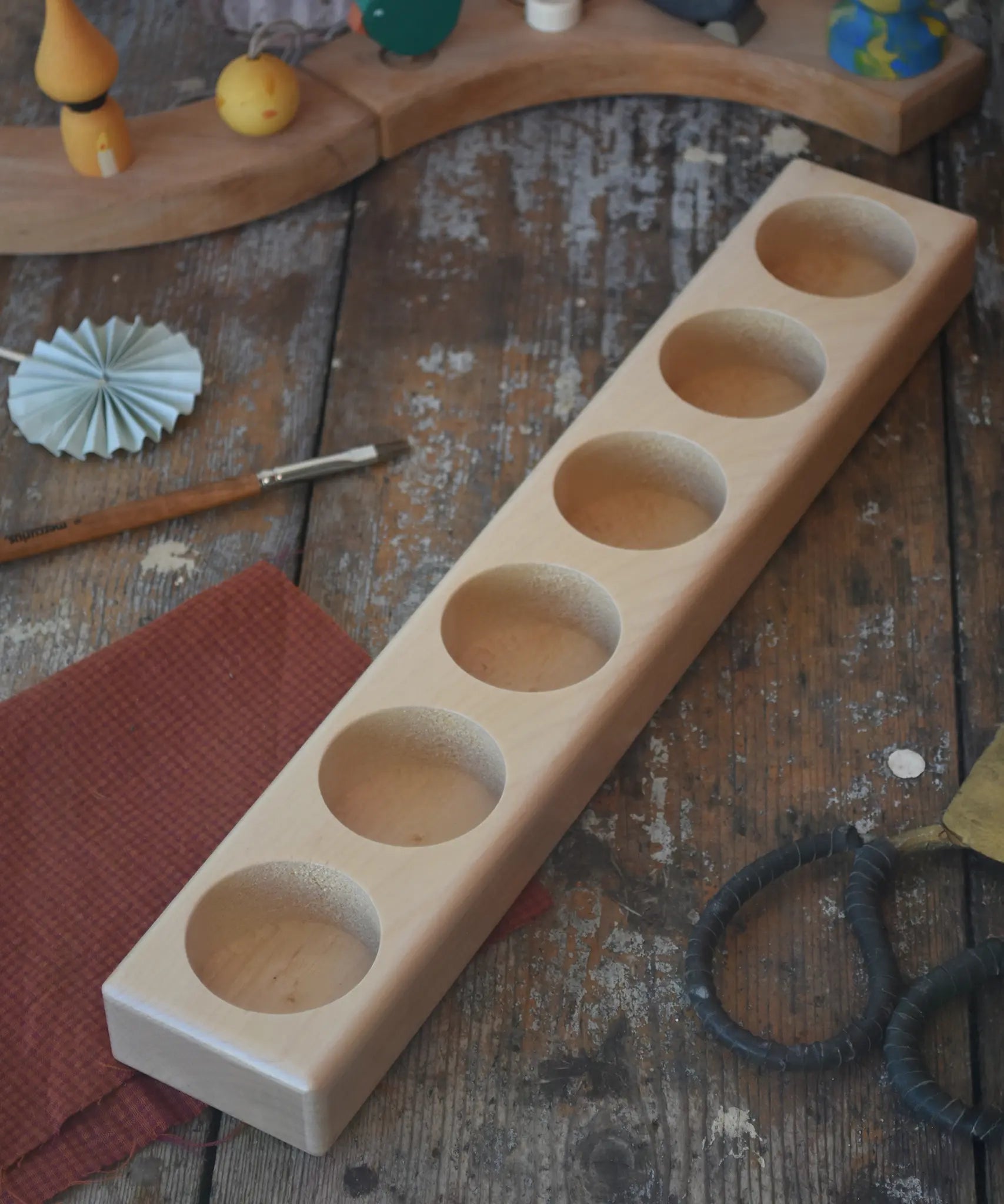 Wooden holder for 6 50ml glass jars. 